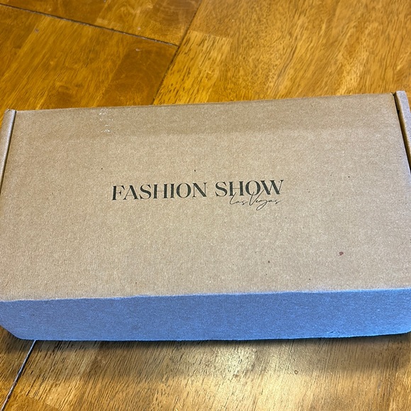 Mug and Tea Seeper set: Fashion Show Las Vegas Brand - Picture 3 of 5